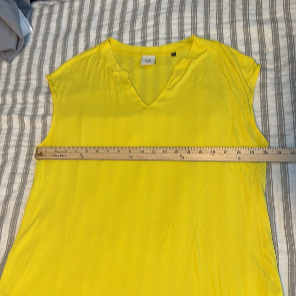 Cabi Notch Tee Buttercup - Picture 8 of 9